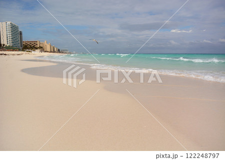 Sea shore on the Caribbean beach in the Zona Hoteleria in Cancun. 122248797