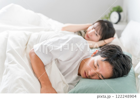 ベッドで夫のいびき・寝言で睡眠不足の妻(不眠・うるさい・ストレス・安眠妨害) ベッドで夫のいびき・寝言で睡眠不足の妻(不眠・うるさい・ストレス・安眠妨害) 122248904