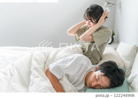 ベッドで夫のいびき・寝言で睡眠不足の妻 ベッドで夫のいびき・寝言で睡眠不足の妻 122248906