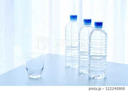 ペットボトルの水 122248908