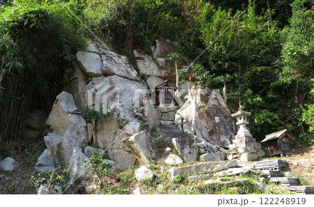 鳥取市鹿野町郊外の「西の宮神社」（丘の麓に鎮座する磐座・拡大） 122248919