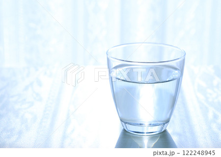 コップ1杯の水 122248945