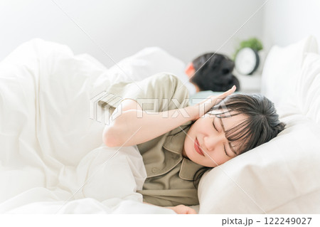 ベッドで夫のいびき・寝言で睡眠不足の妻(不眠・うるさい・ストレス・安眠妨害) ベッドで夫のいびき・寝言で睡眠不足の妻(不眠・うるさい・ストレス・安眠妨害) 122249027