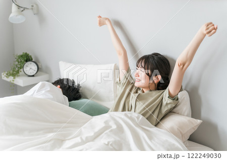 熟睡・快眠して気持ちよく目覚める妻・女性(起床・寝起き・睡眠) 熟睡・快眠して気持ちよく目覚める妻・女性(起床・寝起き・睡眠) 122249030