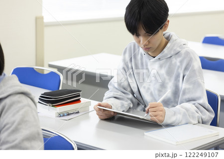 授業を受ける学生 授業を受ける学生 122249107