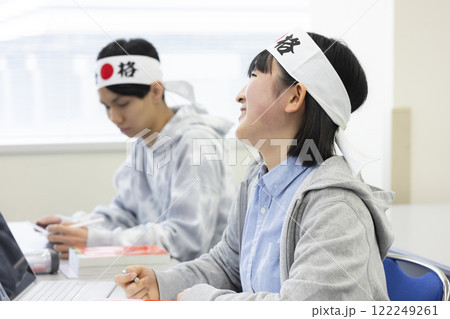 ハチマキをした受験生 122249261
