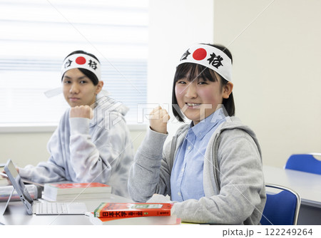 ハチマキをした受験生 122249264