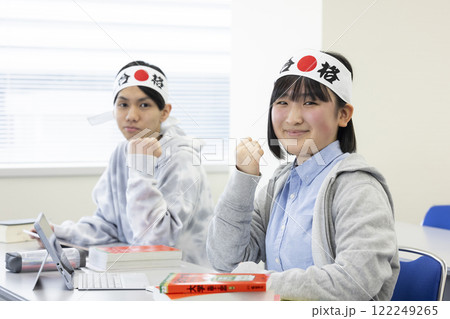 ハチマキをした受験生 122249265