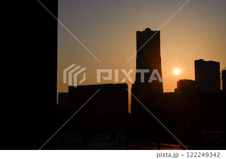 横浜の夕焼け、高層ビルのシルエット 横浜の夕焼け、高層ビルのシルエット 122249342