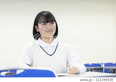 授業を受ける女子学生 122249430
