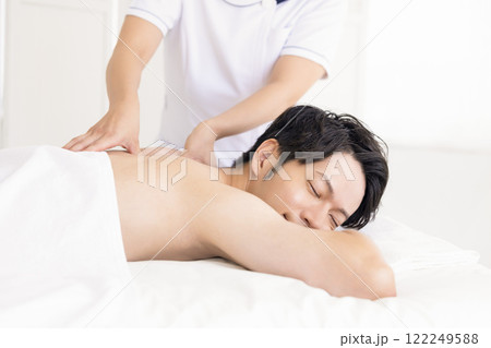 メンズエステで施術を受ける男性 122249588