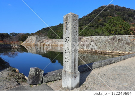 萩城の天守台、石垣 と指月山（山口県萩市） 122249694