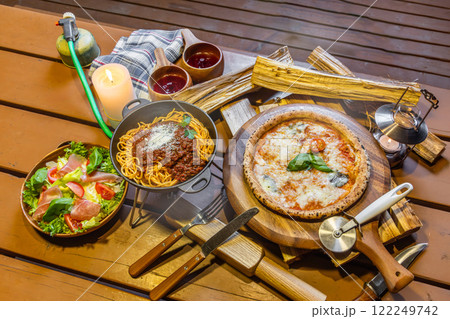 アウトドアでイタリアン　Outdoor Italian cuisine at a campsite 122249742