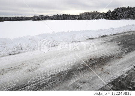 雪に覆われた道路 雪に覆われた道路 122249833