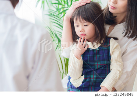 小児科の診察を受ける女の子 122249849