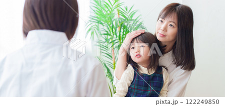 小児科の診察を受ける女の子 小児科の診察を受ける女の子 122249850