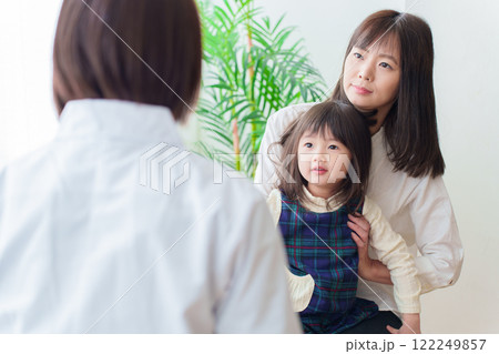 小児科の診察を受ける女の子 122249857