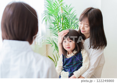 小児科の診察を受ける女の子 小児科の診察を受ける女の子 122249860