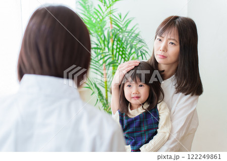 小児科の診察を受ける女の子 122249861