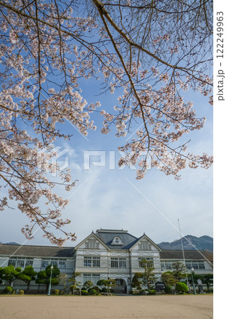 桜咲く木造校舎 岡山県真庭市「旧遷喬尋常小学校」 桜咲く木造校舎 岡山県真庭市「旧遷喬尋常小学校」 122249963