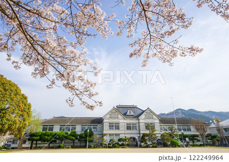 桜咲く木造校舎　岡山県真庭市「旧遷喬尋常小学校」 122249964