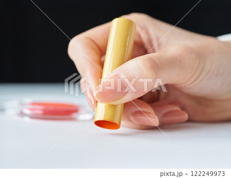ハンコを捺印する手元 ハンコを捺印する手元 122249973
