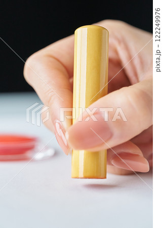 ハンコを捺印する手元 122249976