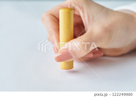 ハンコを捺印する手元 122249980