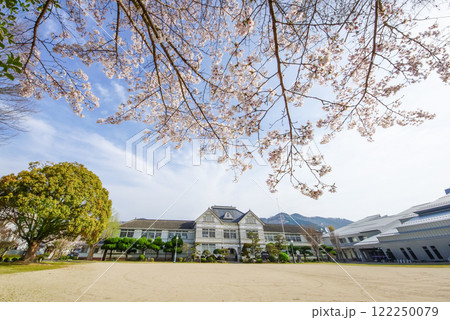 桜咲く木造校舎　岡山県真庭市「旧遷喬尋常小学校」 122250079