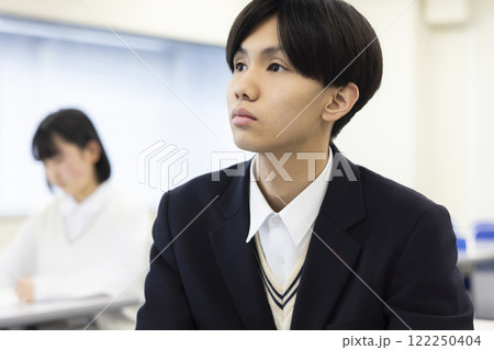 授業を受ける学生 授業を受ける学生 122250404