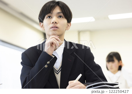 授業を受ける学生 授業を受ける学生 122250427
