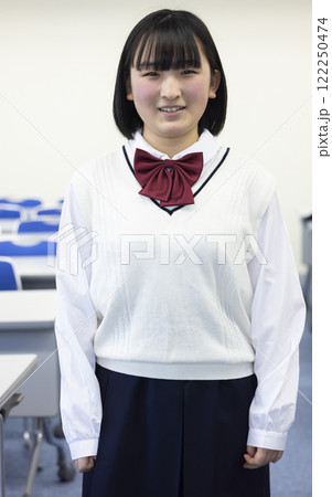 制服を着たかわいい女子学生 制服を着たかわいい女子学生 122250474
