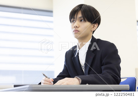 授業を受ける学生 122250481