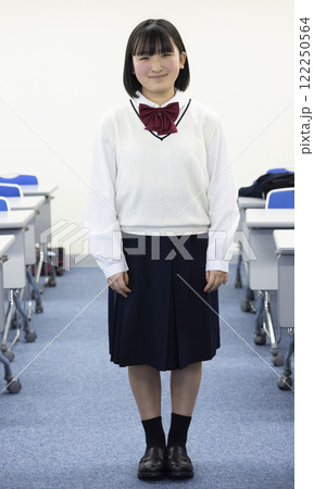 制服を着たかわいい女子学生 122250564