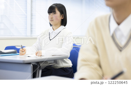 授業を受ける学生 授業を受ける学生 122250645