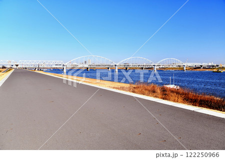 江戸川放水路(上流方向)の風景／妙典側(千葉県市川市)【2025.1】 122250966