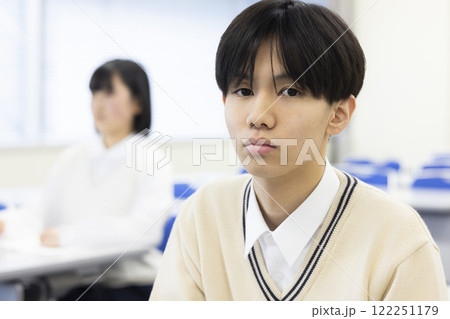 授業を受ける学生 授業を受ける学生 122251179