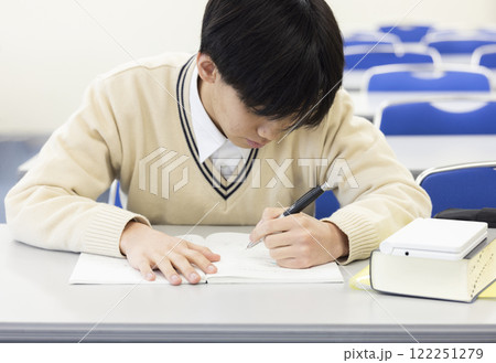 授業を受ける学生 122251279
