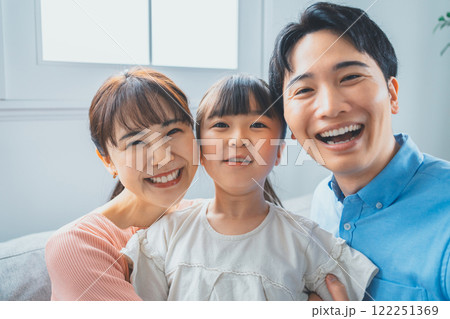 3人家族 122251369