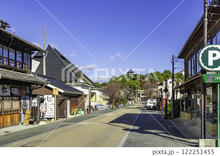 犬山城と本町通り　愛知県犬山市 122251455