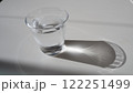 コップと光の影 122251499