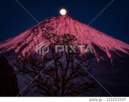 夕方の富士山頂と満月 夕方の富士山頂と満月 122251597