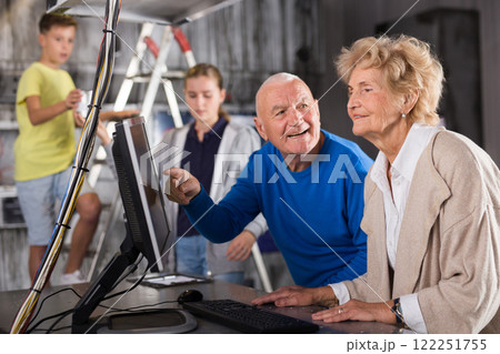 Grandparents and grandchildren in escape room 122251755