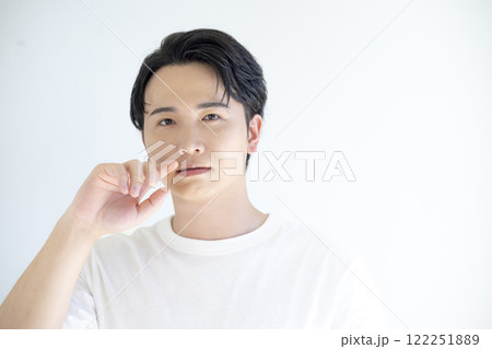 ビューティー 白いTシャツを着ている若い男性のポートレート ビューティー 白いTシャツを着ている若い男性のポートレート 122251889
