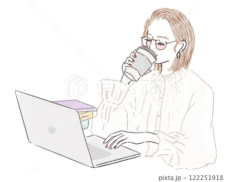 パソコンを見ながらコーヒーを飲む女性 122251918