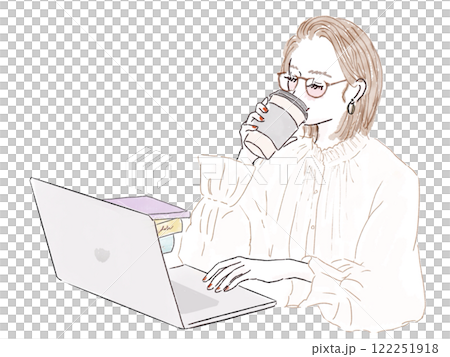 パソコンを見ながらコーヒーを飲む女性 122251918