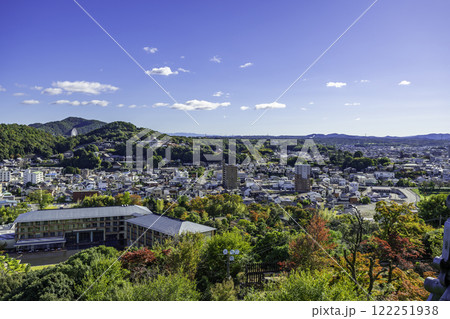 犬山城から犬山市街地とホテルインディゴ犬山有楽苑を望む 愛知県犬山市 犬山城から犬山市街地とホテルインディゴ犬山有楽苑を望む 愛知県犬山市 122251938