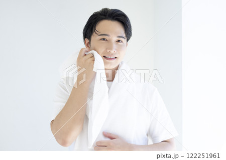 ビューティー 白いTシャツを着ている若い男性のポートレート ビューティー 白いTシャツを着ている若い男性のポートレート 122251961