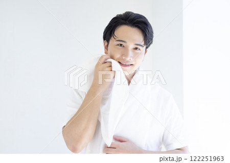 ビューティー 白いTシャツを着ている若い男性のポートレート ビューティー 白いTシャツを着ている若い男性のポートレート 122251963