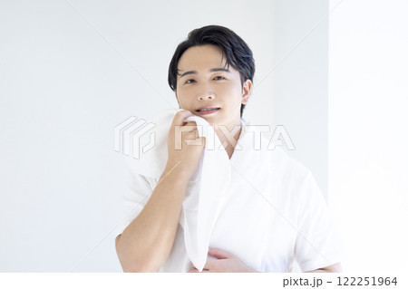 ビューティー 白いTシャツを着ている若い男性のポートレート ビューティー 白いTシャツを着ている若い男性のポートレート 122251964